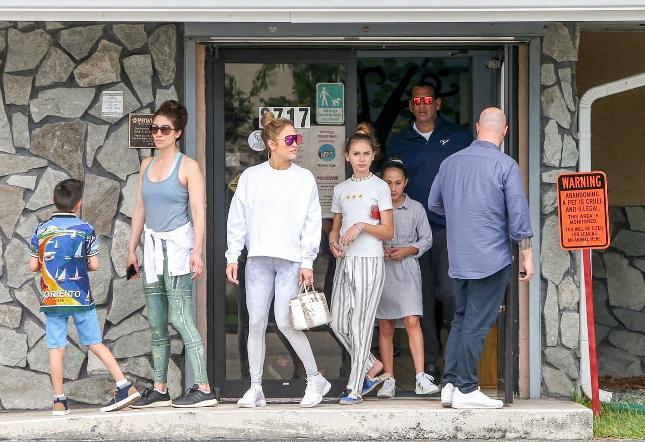 Este fin de semana, Jennifer López, A-Rod y sus cuatro hijos estuvieron buscando adoptar un perrito.