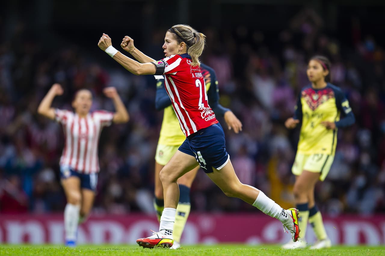 Iniciando la segunda parte, al 48’, Alicia Cervantes anotaba el descuento con un portento de gol.