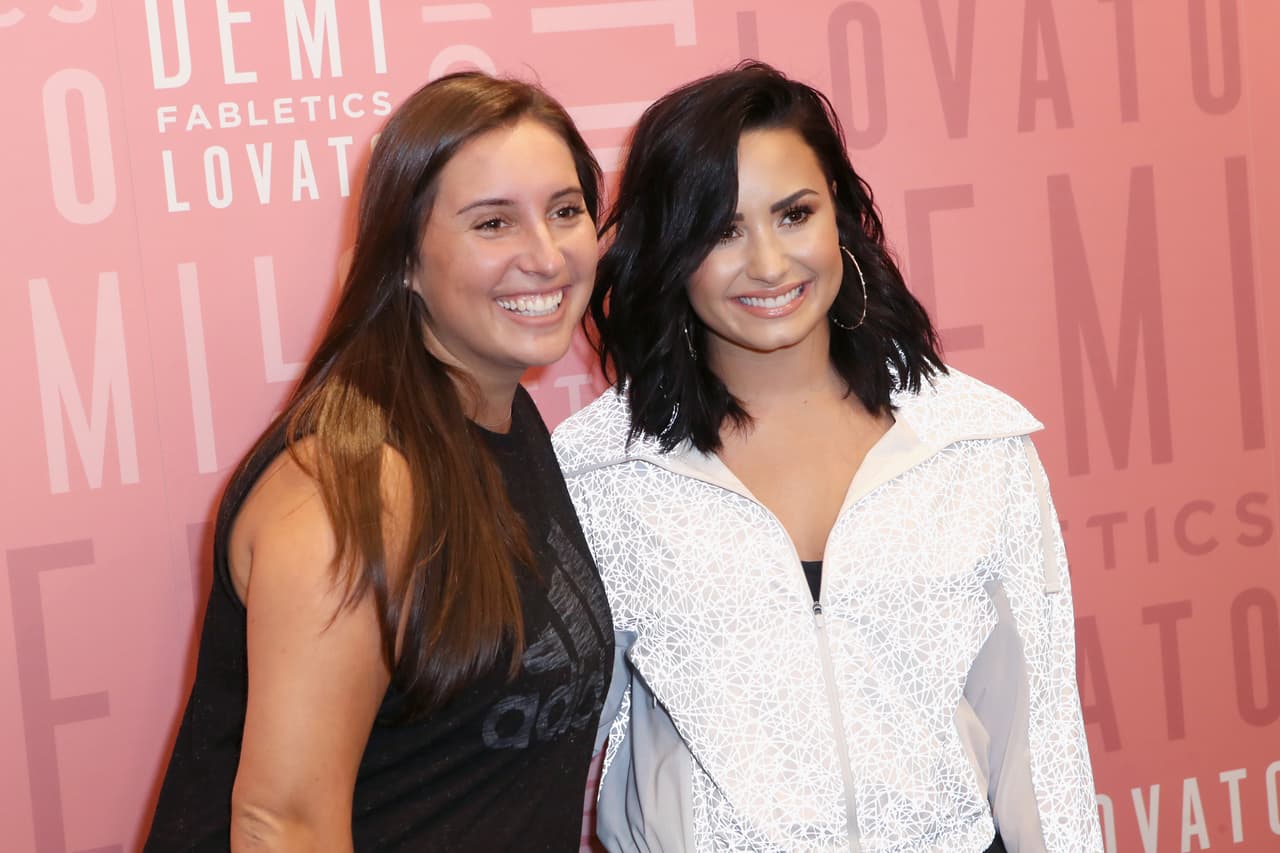 Pero muchos salieron en su defensa: “Esto fue sacado de proporción. Sí, la selección de palabras de Demi fue pobre, pero la broma en sí misma 
<b>fue inocente</b>. Te amamos, Demi Lovato, y no pararemos de 
<b>defenderte de los haters</b>”.