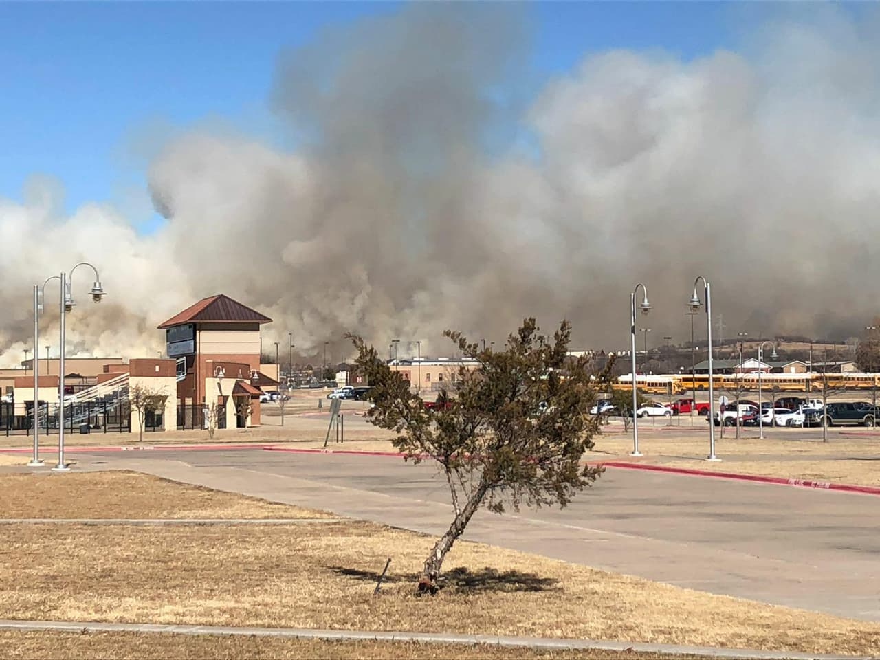 Eliza Guzmán de Olazarán nos mandó estás fotos desde Aledo. El distrito escolar debió cerrar al menos dos escuelas por el humo.