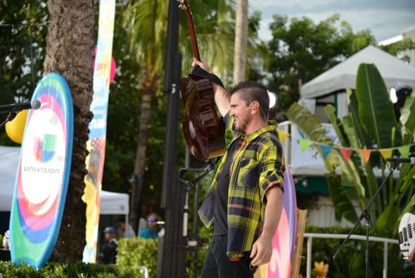 Juanes, Calibre 50 y Chino y Nacho