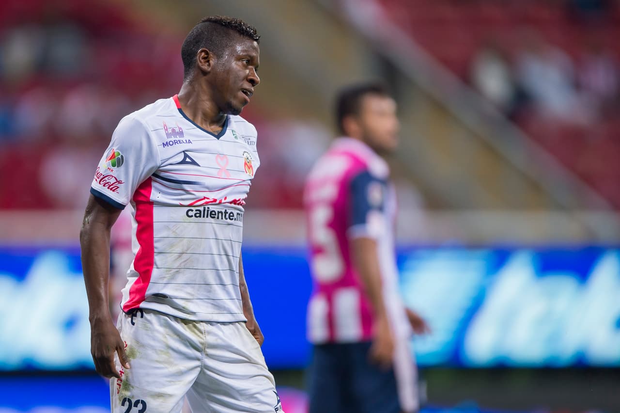 Action photo during the match Guadalajara vs Morelia at Omnilife Stadium, Apertura 2016 MX League. -- Foto de accion durante el Partido Guadalajara vs Morelia en el Estadio Omnilife, Partido Correspondiente a la Jornada 12 del Torneo Apertura 2016 Liga BBVA Bancomer MX, en la foto: Jefferson Cuero ---01/10/2016/MEXSPORT/ Cristian de Marchena.
