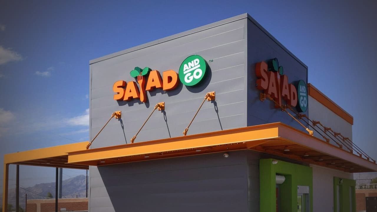 El 19 de septiembre, 
<b>Salad and Go cerró 41 restaurantes en Texas y Oklahoma</b>. La cadena, conocida por ofrecer ensaladas y desayunos rápidos a bajo costo, tomó la decisión de abandonar por completo tres ciudades:
<b> Houston, Austin y San Antonio</b>. 
<br>En Dallas–Fort Worth el ajuste fue parcial: 
<b>25 tiendas siguen funcionando, mientras que otras 18 cerraron definitivamente.</b>
