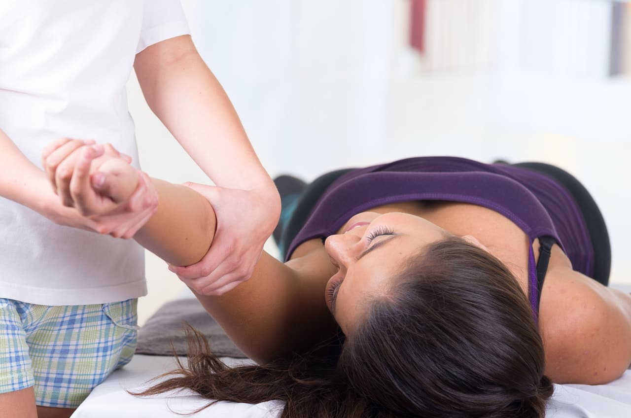 <b>Masajes.</b> También puedes realizarte un masaje en la zona para reducir la grasa en los brazos. Se recomienda hacer el masaje mientras tomas tu acostumbrada ducha. Después de varios días de repeticiones notarás la diferencia.