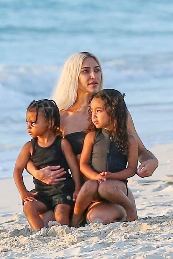 Cabe mencionar que en las tomas familiares no aparece su novio Pate Davidson, quien se sabe ya convive con los descendientes de Kim y Kanye desde junio pasado.