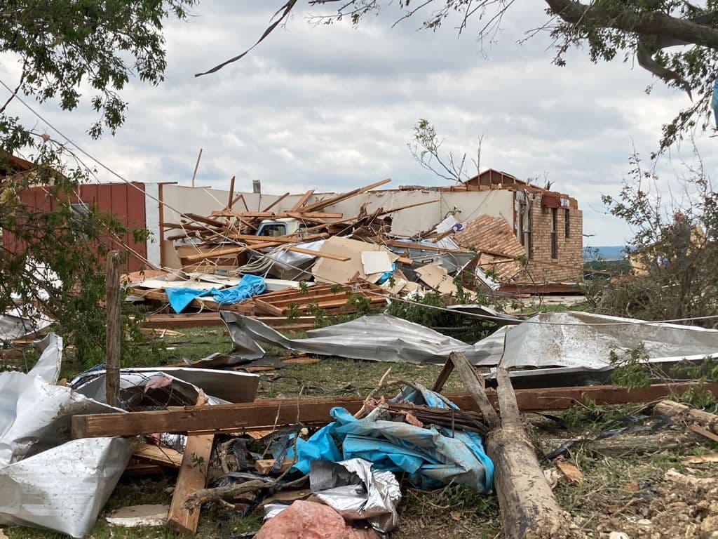 <a href="https://www.univision.com/local/dallas-kuvn/decenas-de-viviendas-afectadas-lo-que-deja-la-fuerte-tormenta-del-lunes-en-el-condado-de-ellis-video">Un tornado EF-2 con vientos de 130 mph tocó tierra al noroeste de Blum,</a> según informó el Servicio Nacional Meteorológico.
<br>