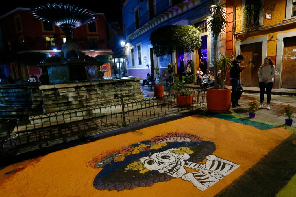 Un tapete decorado con semillas de la famosa imagen de la catrina garbancera del famoso grabador mexicano José Guadalupe Posadas vista en la "Plaza del Baratillo" en la ciudad de Guanajuato, previo al desfile del festival del día de muertos en Guanajuato como parte de la celebración del 'Día de Muertos' 2021 el 1 de noviembre de 2021 en Guanajuato, México.