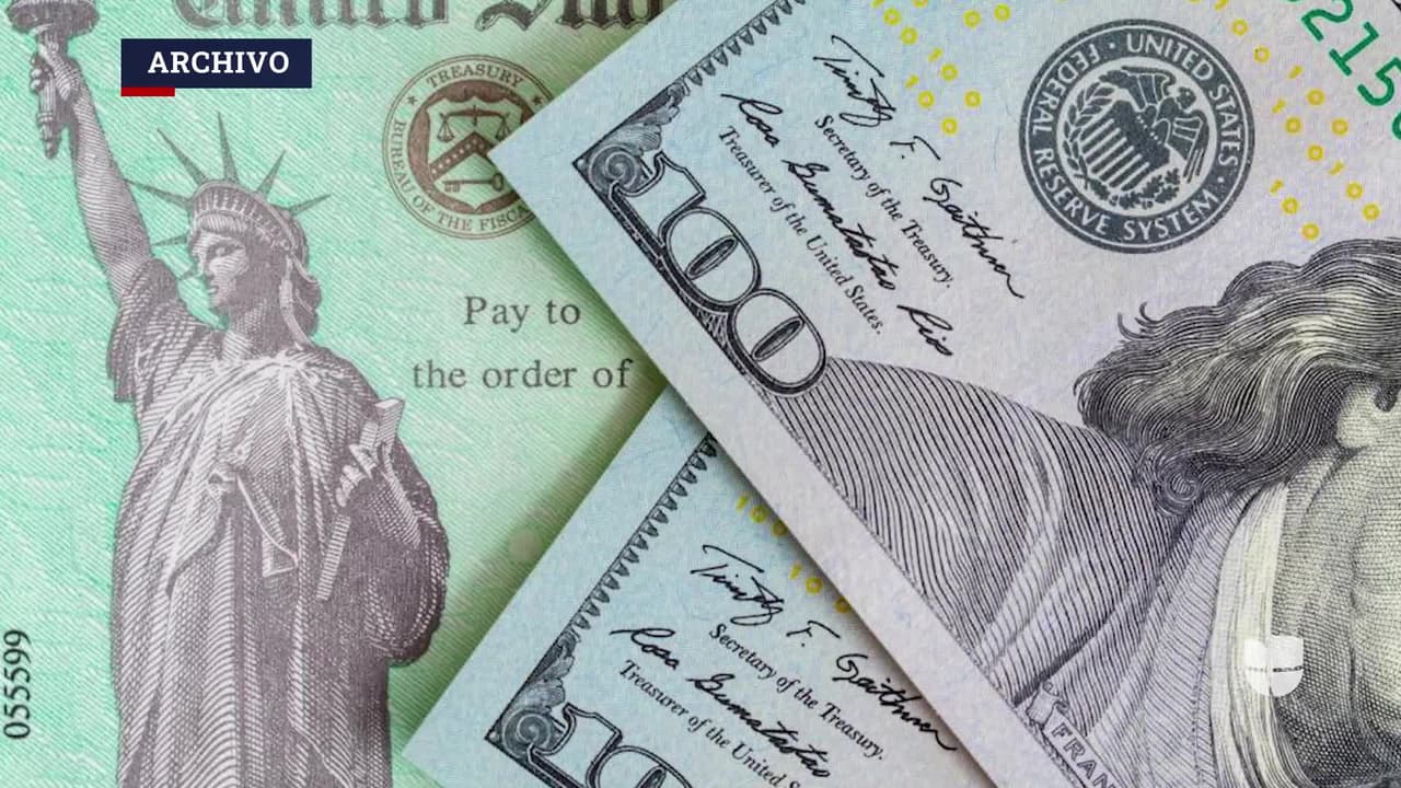 La cuenta regresiva ha comenzado para el envío de los primeros pagos de 
<a href="https://www.univision.com/local/chicago-wgbo/recibire-los-3-000-por-nino-si-ya-hice-mi-declaracion-de-impuestos-un-experto-contesta-video">crédito tributario por hijo</a> de 2021. El Servicio de Rentas Internas (IRS) anunció que el primer pago de hasta $3,600 por niño elegible se realizará a partir del 15 de julio. "Llegará el dinero por correo, con una tarjeta de débito o a su cuenta bancaria", asegura el experto en impuestos de Chicago, Jesús Dávila.