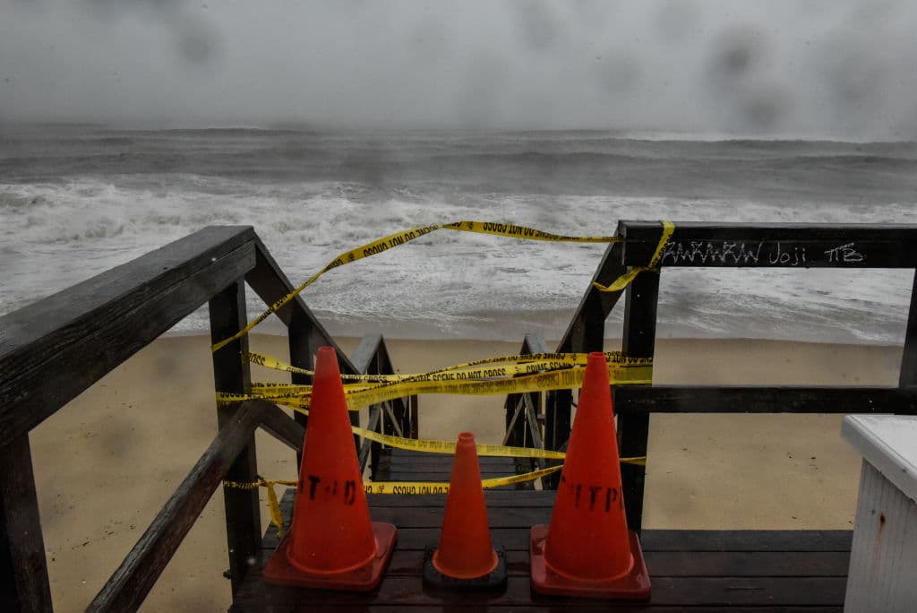 En la imagen se aprecia una playa cerrada en Montauk, Nueva York, la mañana de este domingo, antes de que Henri tocara tierra.