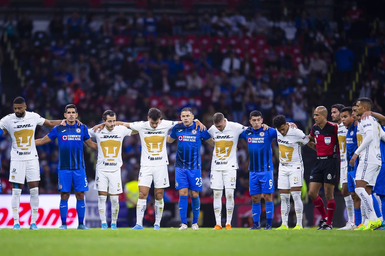 Al minuto 62' los jugadores se unieron en un abrazo en el medio del campo.