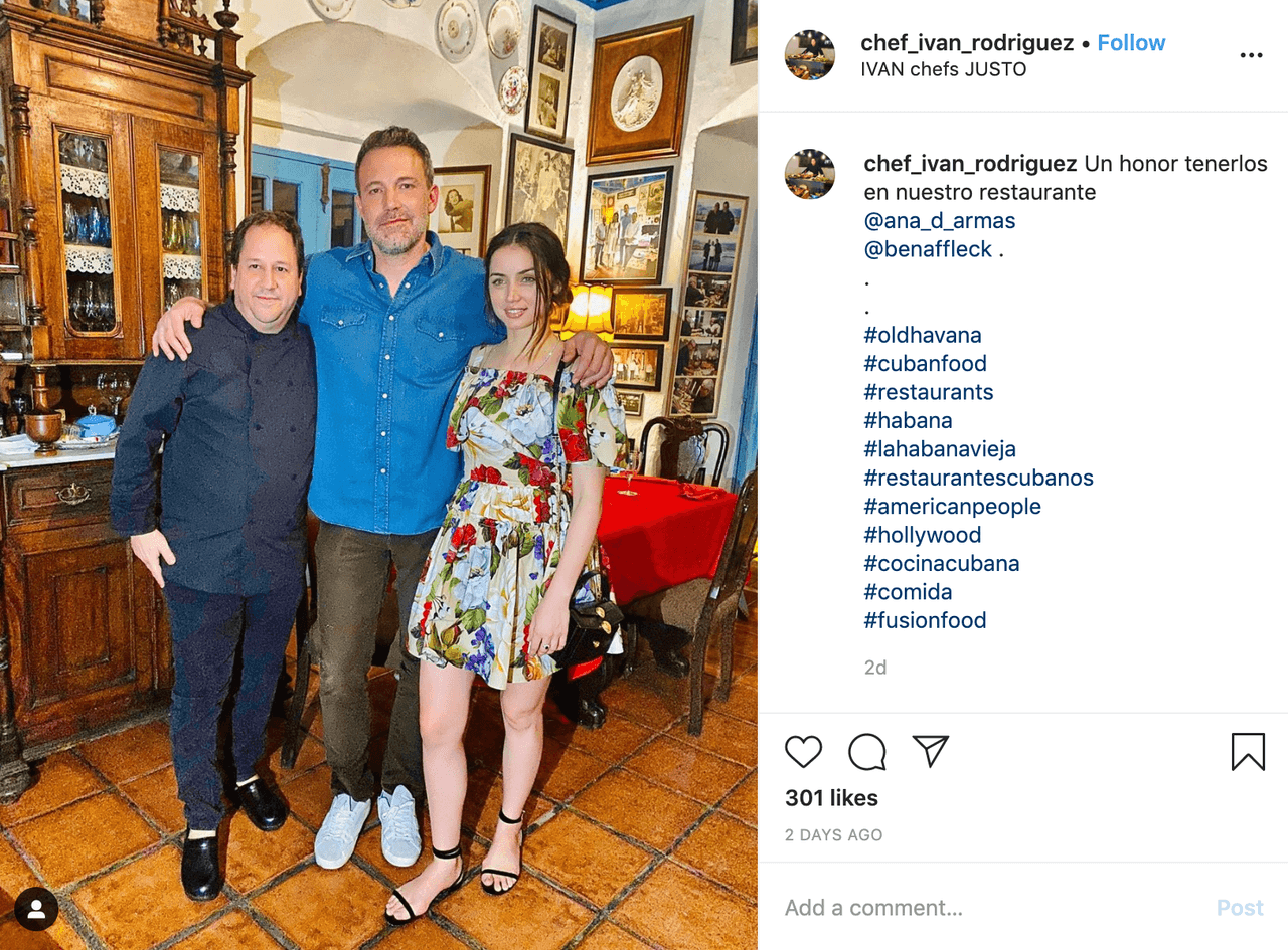 Hace dos semanas, Ana de Armas visitó, Cuba, su país natal, junto a Ben Affleck. Se les vió compartiendo con algunos seguidores como
<b><a href="https://www.instagram.com/p/B9a5WDfB6Y9/" target="_blank">el chef Iván Rodríguez</a></b>, quien publicó esta foto junto a ellos en su nuevo restaurante 'Ivan chef's Justo'.