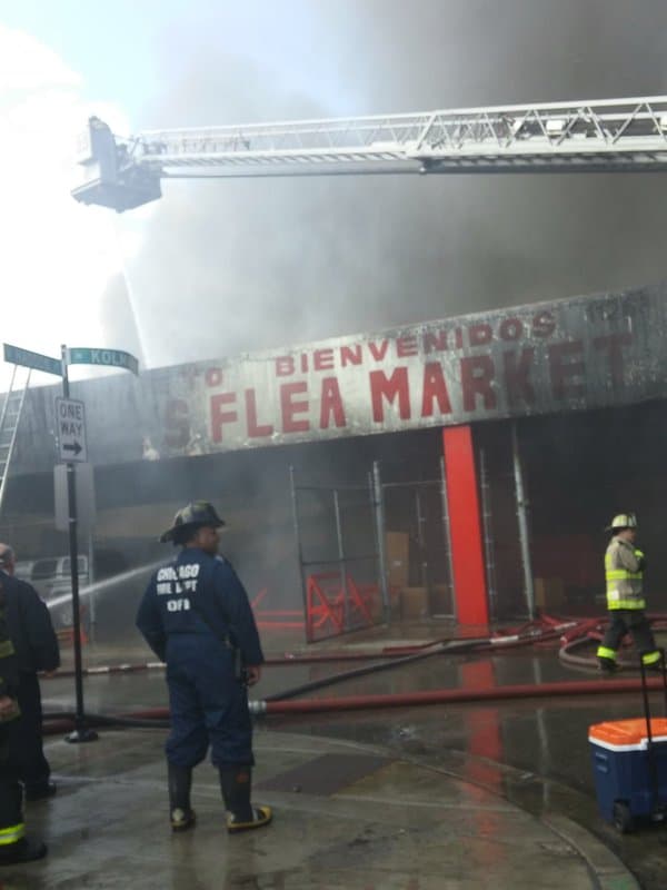 Varios autos en el lugar sufrieron graves daños cuando el techo colapsó.