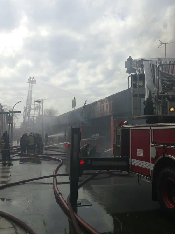 Voraz incendio en Flea Market al oeste de la ciudad