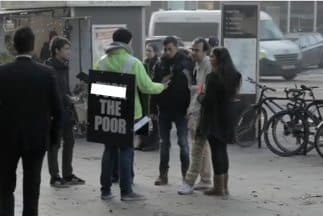 Un hombre camina por las calles de Londres gritando # FuckThePoor como parte de un experimento social de la caridad de la pobreza.