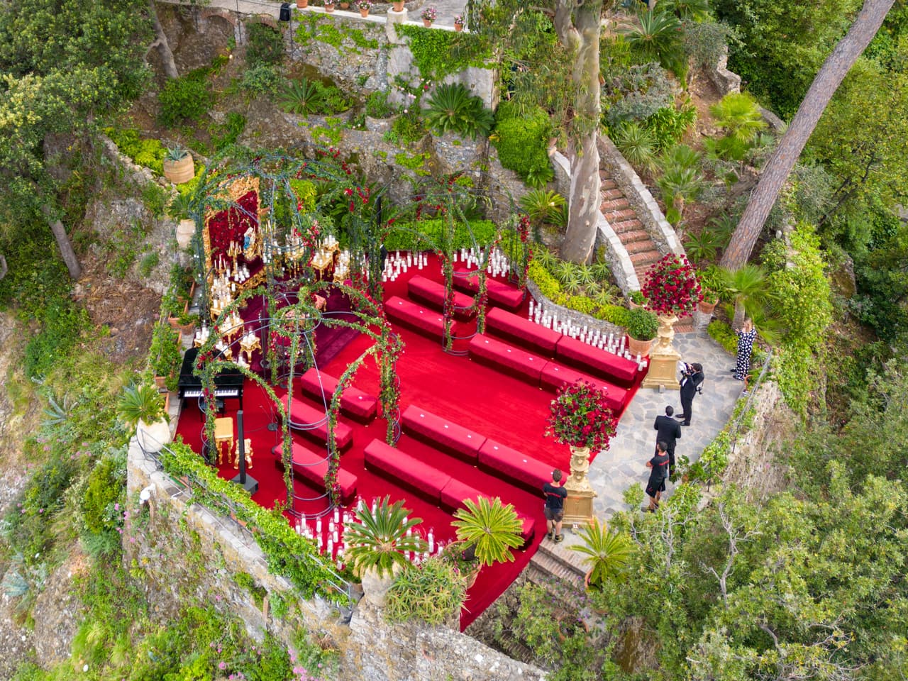 Ahora, ante un sacerdote e invitados como Machine Gun Kelly, Mark Hoppus y Megan Fox, se juraron amor frente al mar.
<br>