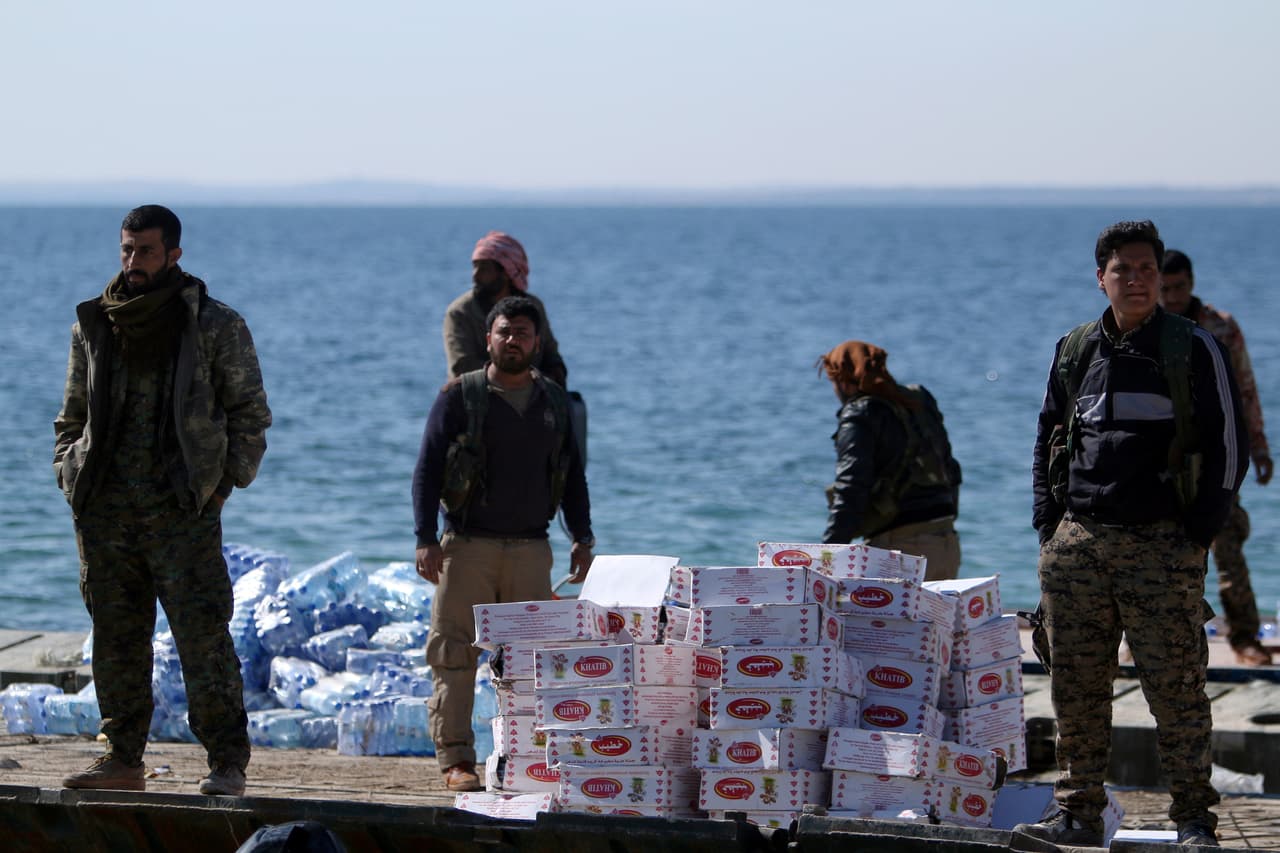 Los soldados junto a su suministro de agua a orillas del río Éufrates.