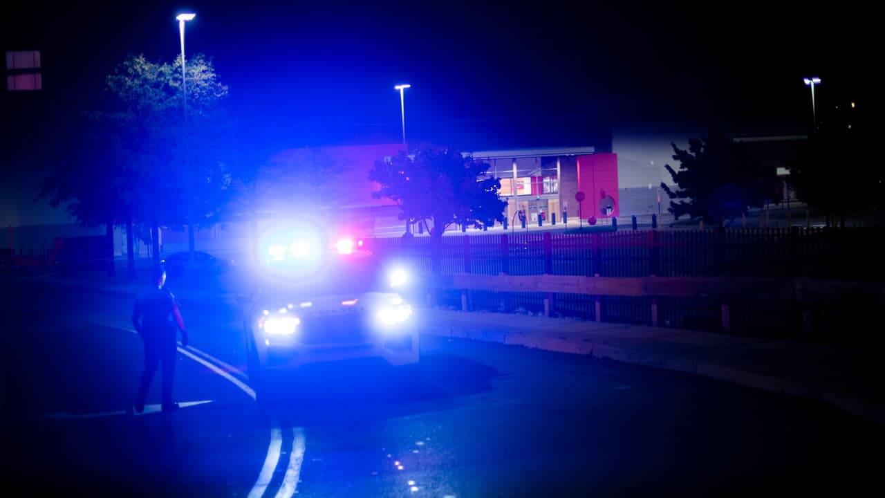 Investigan muerte de mujer arrojada de auto en movimiento tras ser baleada y golpeada en Filadelfia