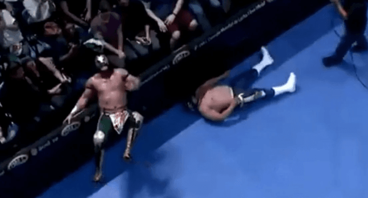 Valiente se golpeó la cabeza tras un lance entre segunda y tercera cuerda, hacia afuera del cuadrilátero.