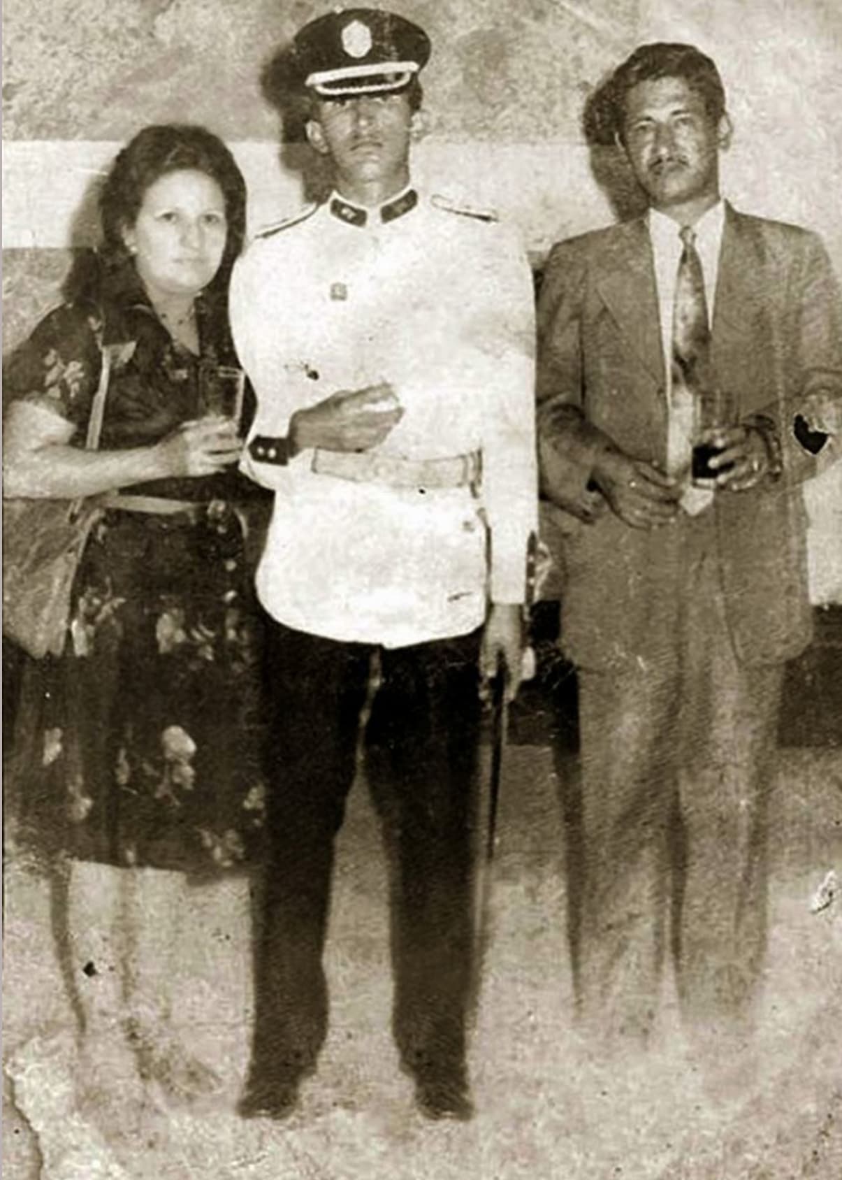 <b>Un militar conspirando.</b> Con su madre, Elena frías y su Padre, Hugo de los Reyes Chávez, maestro de educación primaria y gobernador del Estado Barinas durante 10 años, mientras su hijo era presidente de la república. En 1975, Chávez egresó de la academia militar con el rango de subteniente y desde entonces ocupó varios cargos militares en diferentes zonas del país. En 1982 fundó, junto a otros militares activos, el Movimiento Bolivariano Revolucionario 200, un grupo político de izquierda clandestino dentro de las Fuerzas Armadas de Venezuela. 
<br>
