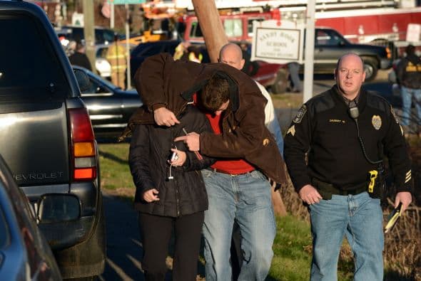 Los niños evacuados el viernes de la escuela primaria de Newtown, Connecticut, escenario de una de las peores matanzas en un establecimiento educsativo de Estados Unidos, relataron a la salida del centro el horror vivido: "Nos dijeron que cerráramos los ojos", declaraba una pequeña de nueve años al ser evacuada.