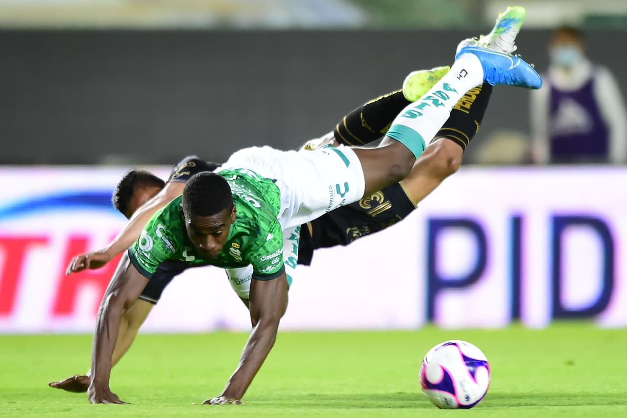El conjunto Esmeralda sigue consiguiendo puntos y con goles de David Ramírez y Luis Montes, los locales logran remontar y se quedan con los tres puntos en el Nou Camp.