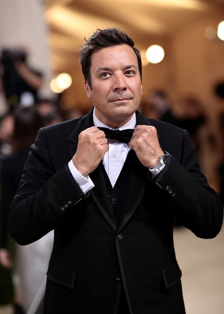 <b>Jimmy Fallon </b>
<br>En 2020, revivió un video en redes sociales en el que Jimmy Fallon personificaba al comediante Chris Rock en un sketch de 'Saturday Night Live' con maquillaje completo, por lo que fue acusado de hacer ‘blackface’ y se disculpó diciendo que “fue una terrible decisión”.