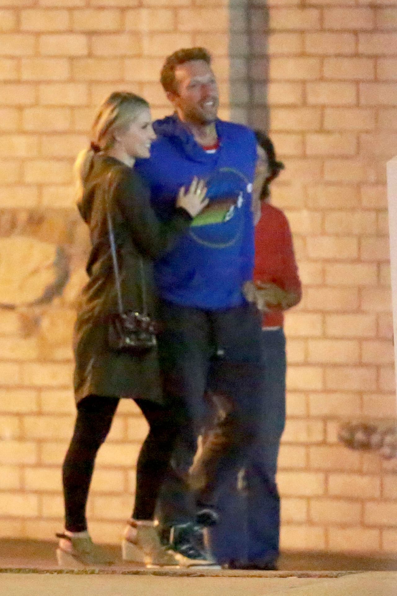 "Le mandó furiosa un correo electrónico cuando vio sus fotos en internet. Ella todavía tiene cosas en su casa de Los Ángeles y estaba furiosa con todo", dijo una fuente a la revista Heat.