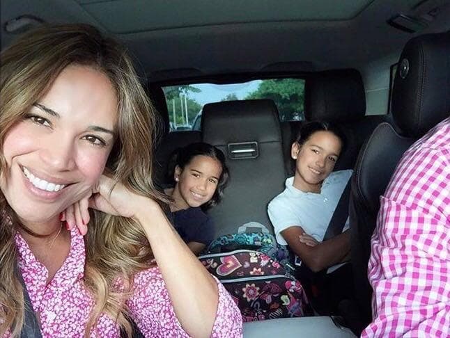 Karla y su esposo Emerson Peraza están pendientes de las niñas y aprovechan cada instante juntos, hasta los recorridos al colegio.