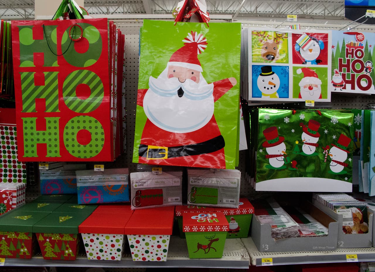 La complicada misión de encontrar tiendas que envuelvan regalos gratis