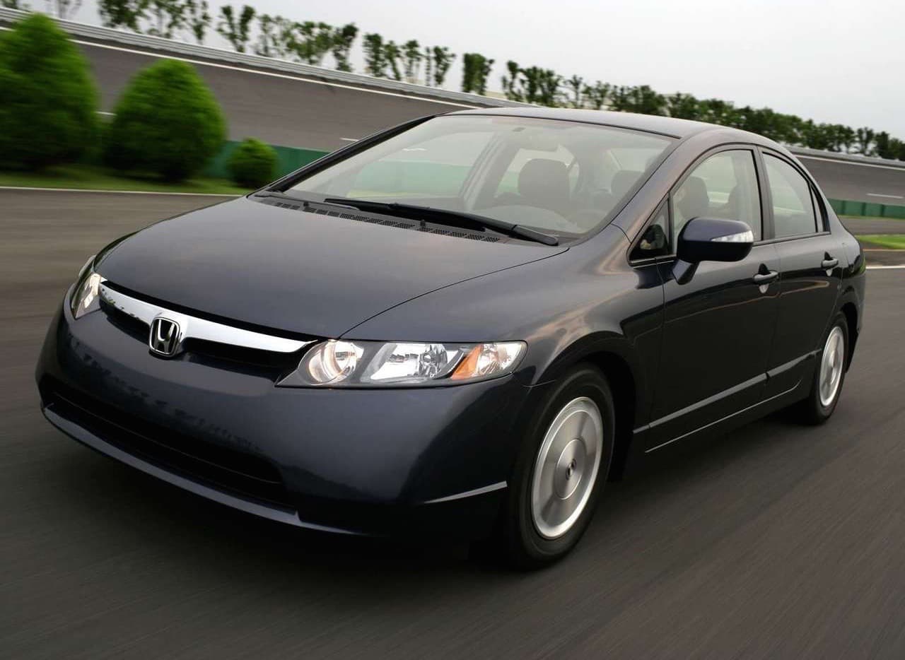 <b>6. <a href="http://www.univision.com/noticias/pruebas-de-manejo/prueba-honda-civic-si-2017" target="_blank">Honda Civic</a></b>. 
<br>
<br>Producido desde: 1972
<br>
<br>No exageramos al decir que desde su llegada al mercado hace 45 años el Honda Civic ha sido siempre un gran éxito de ventas. Desde su humilde origen como la última oportunidad que Honda se dio a si misma para triunfar como fabricante de automóviles, el Honda Civic que se disputa hoy en día el primer lugar en ventas entre los compactos de Estados Unidos con el Toyota Corolla, vendiendo más de 30,000 unidades en un mes de ventas tibias, ha vendido 18.5 millones de unidades a nivel mundial. En los últimos 45 años el Honda Civic ha sido producido como sedán, coupé, y hatchback de tres y cinco puertas.
<br>
<br>En la imagen: El Honda Civic Hybrid 1996.