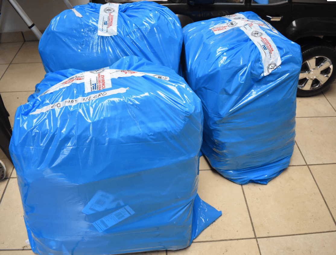 Las autoridades también allanaron su domicilio y encontraron un tesoro oculto: 161,000 dólares en billetes, cocaína y crack por un valor de 18,000 dólares y casi 700 pantalones nuevos, que aparentemente estaban destinados a ser contrabandeados.