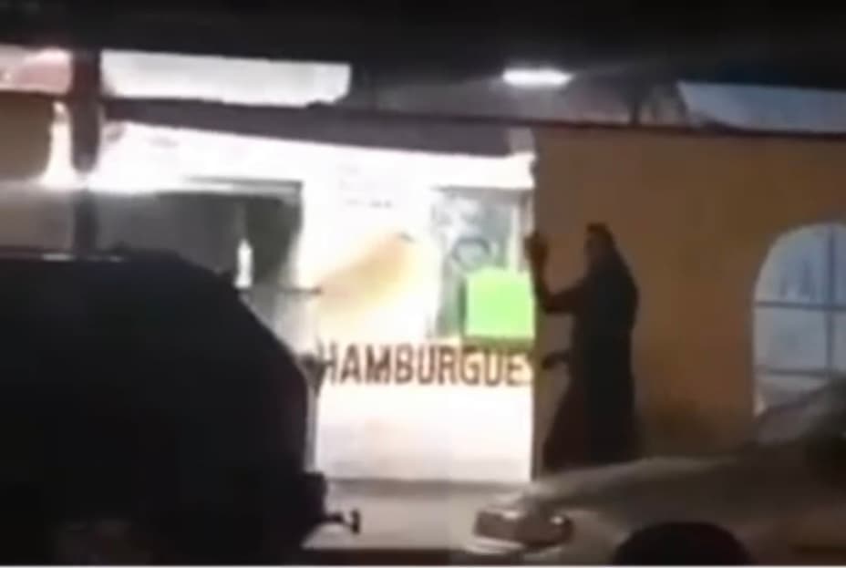 El brutal asesinato quedó grabado en un video que fue compartido en las 
<a href="https://www.univision.com/temas/redes-sociales">redes sociales,</a> donde también se puede ver al joven
<b> feliz con el hacha levantada y sonriéndole a la cámara</b> mientras dejaba atrás el cuerpo inerte de Rodolfo en el asfalto. 
<br>