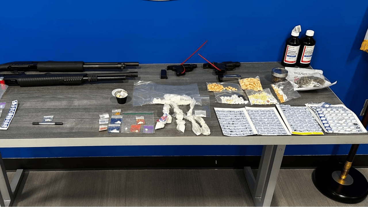 Luego de este arresto por la parada de tráfico, las autoridades hicieron un cateo en la casa de la mujer. Ahí encontraron más narcóticos y cuatro armas de fuego. 
<b>En total, confiscaron 70 gramos de cocaína en crack, 23 gramos de metanfetamina, 95 gramos de metadona, 37 gramos de oxicodona, 113 gramos de Xanax, 70 gramos de anfetaminas, 3 gramos de hongos alucinógenos, 2.4 onzas de marihuana y 1 gramo de cera de THC.</b>