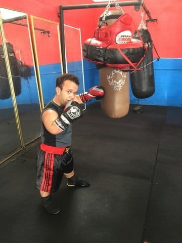 Raúl de Molina se preparó para su gran batalla en el ring del boxeo contra Carlitos el Productor. Y su entrenadora Ximena Cordoba estuvo allí apoyándolo todo el tiempo.