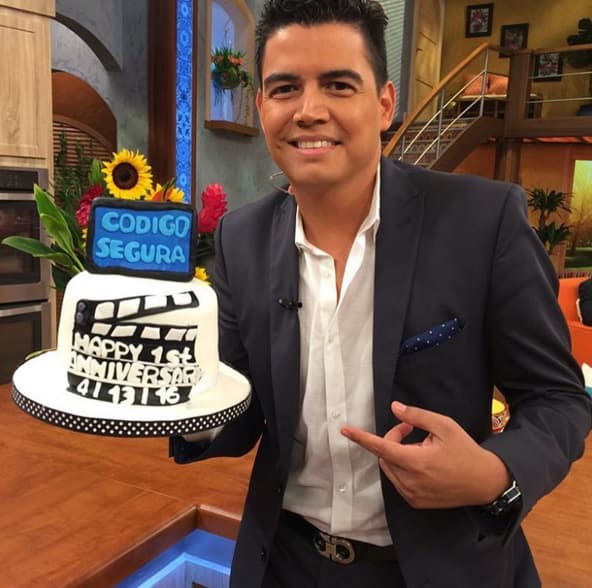 Orlando Segura feliz con su pastel, celebrando un gran año de exclusivas.
