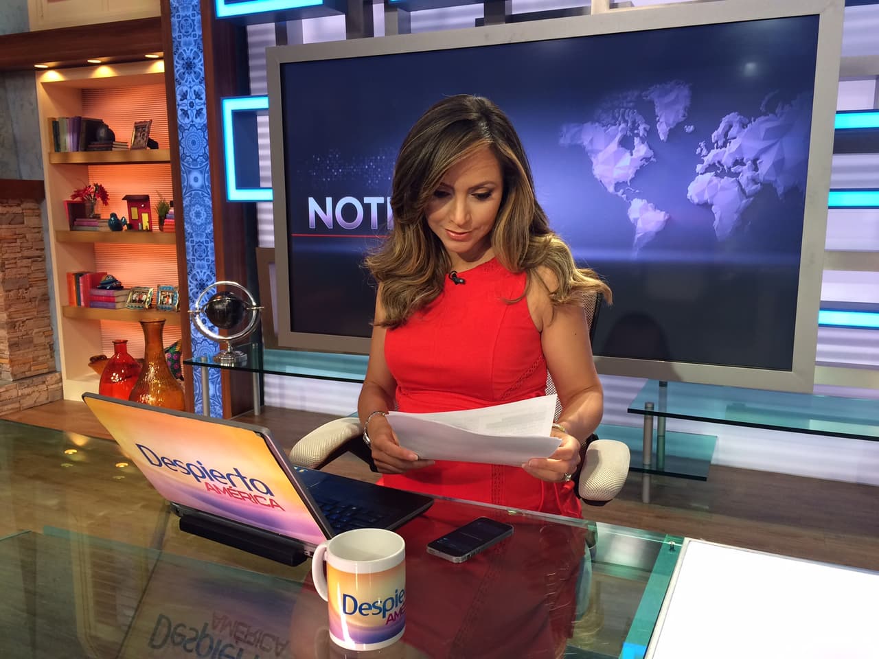 Satcha Pretto siempre en busca de la noticia, prepara y lista para informarnos.