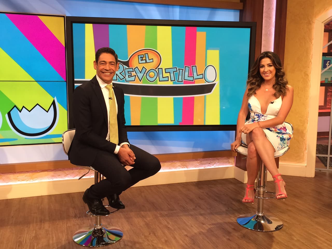 Johnny Lozada acompañando a Maity Interiano para dar los mejores chismes de los famosos en 'El Revoltillo'-