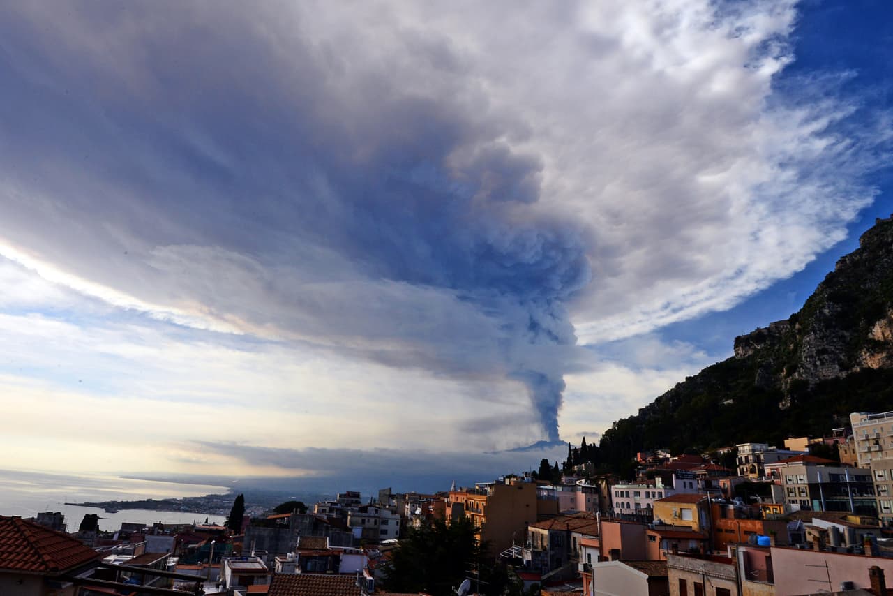 Humo se eleva sobre la ciudad de Taormina durante la erupción de Etna.