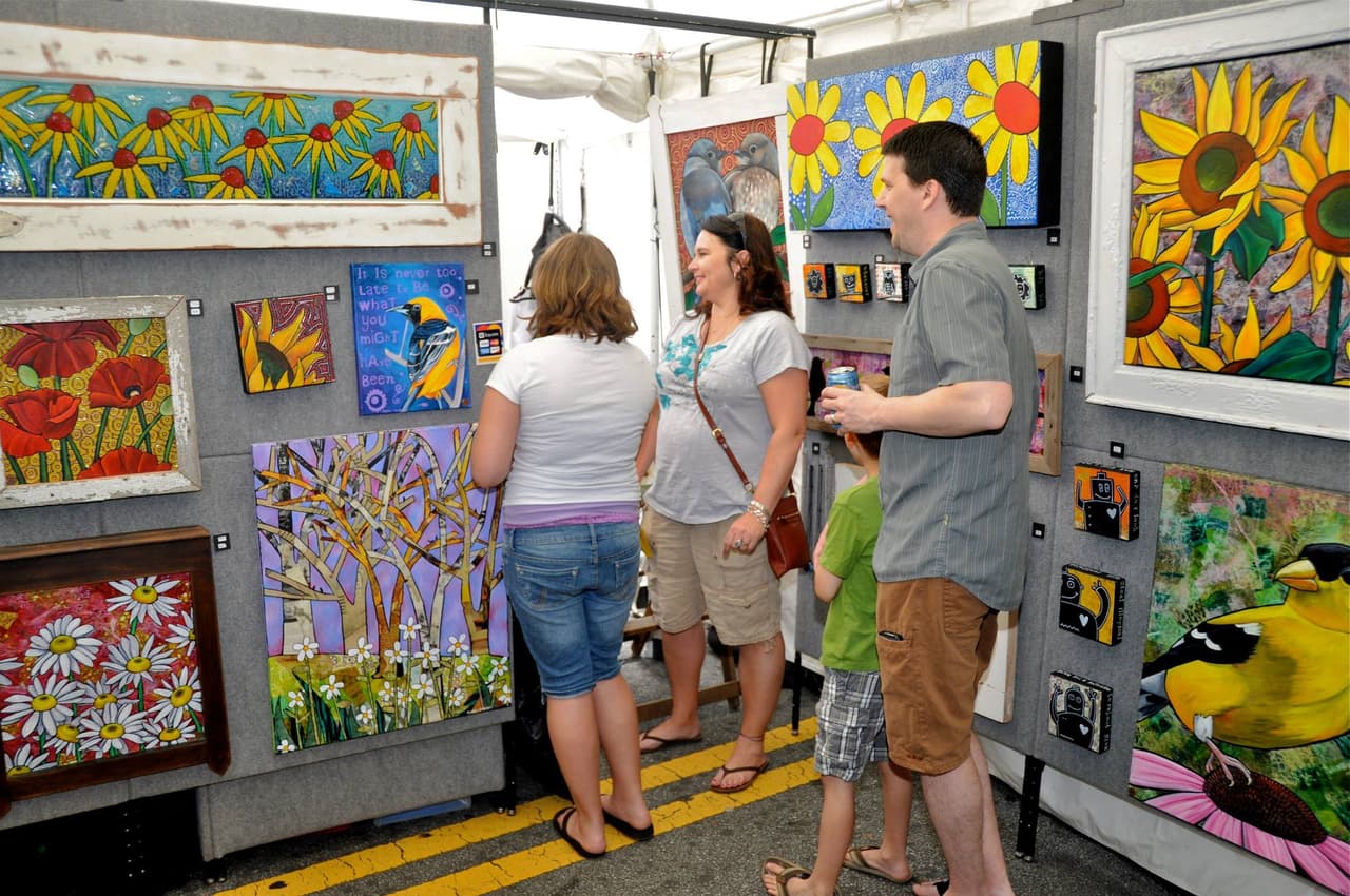 El sábado y domingo, 7 y 8 de mayo, podrás ir al 
<b><a href="http://decaturartsfestival.com/artist-market/">Artists Market</a></b> que muestra el trabajo de más de 100 artistas de todo el sureste del país.