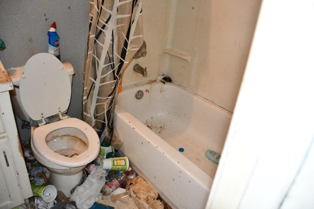 Los agentes encontraron a los menores entre basura, insectos y suciedad. El piso de toda la residencia estaba forrada de desperdicios.