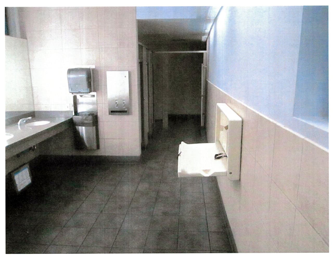 El bebé se encontraba sobre esta mesa para cambiar pañales.