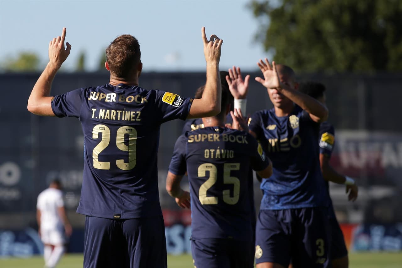 Porto se lleva la victoria ante el Famalicao 2-1 durante la segunda Jornada de la Primeira Liga. Toni Martínez le dio la victoria a los 'Dragones Azules', pues anotó dos goles contra uno de Riccieli Eduardo da Silva Junior. 'Tecatito' Corona no tuvo participación en el encuentro.