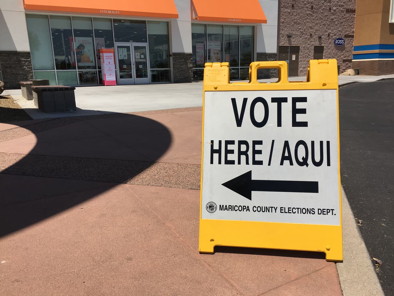 Las autoridades electorales del condado Maricopa tienen abiertos 99 sitios de votación muchos de ellos en lugares donde se pueda mantener el distanciamiento social.