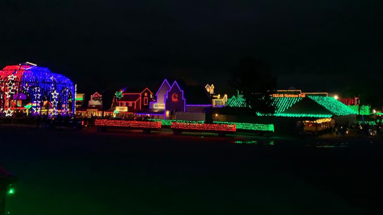 Este año el parque ha agregado más de 10 acres de senderos iluminados y una arena de patinaje, entre muchos otros atractivos.