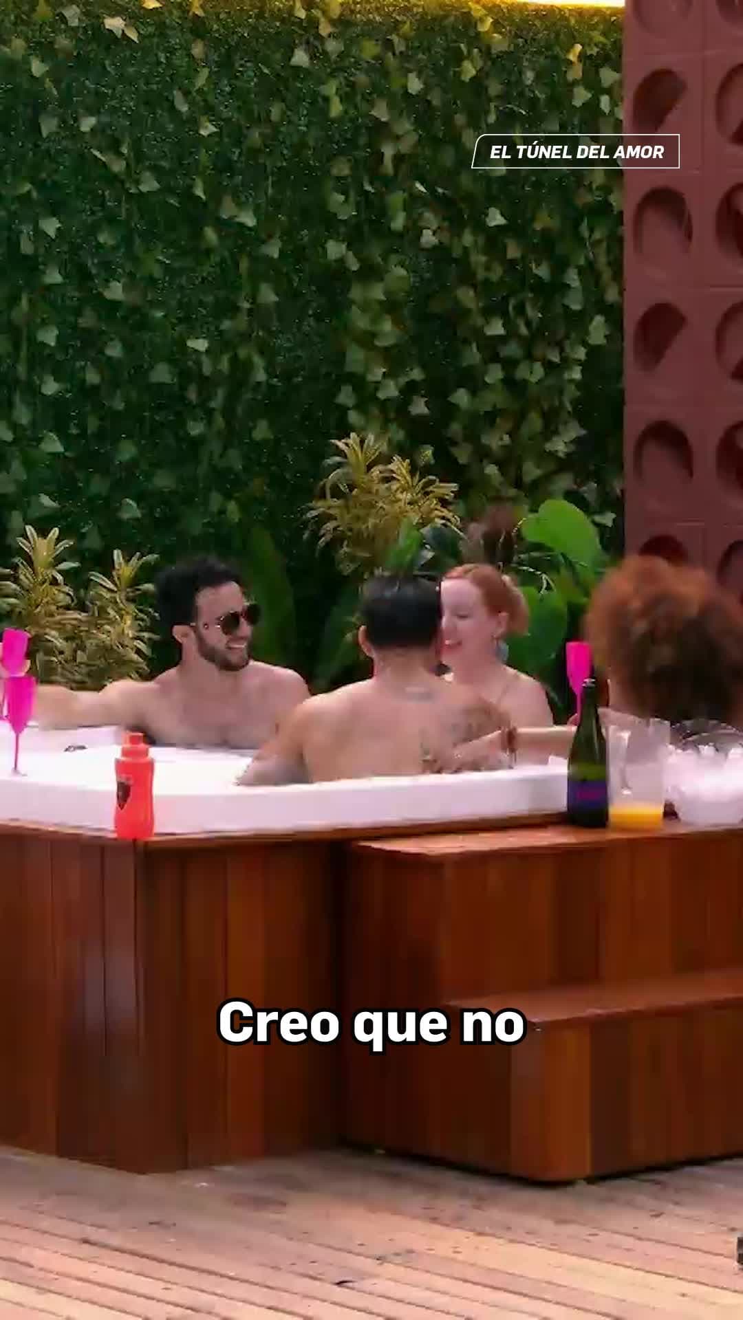 Una pasarela sexy acabó en un picante beso de cuatro
