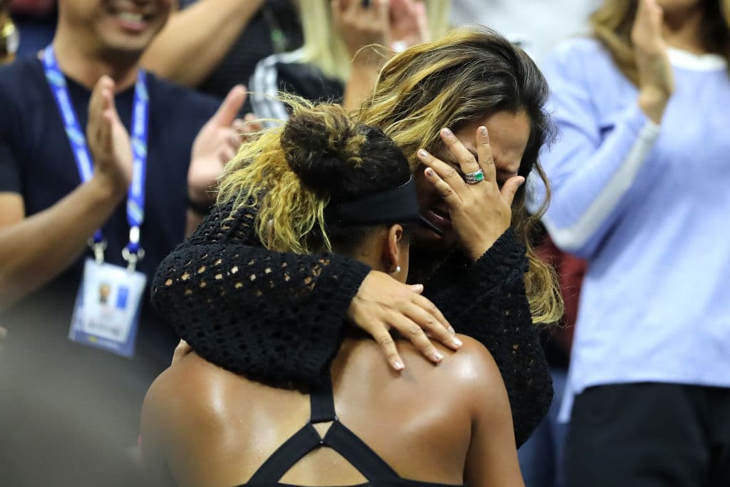 El abrazo entre madre e hija luego de un desenlace en el que Naomi Osaka fue ajena de la controversia protagonizada por Serena Williams.
