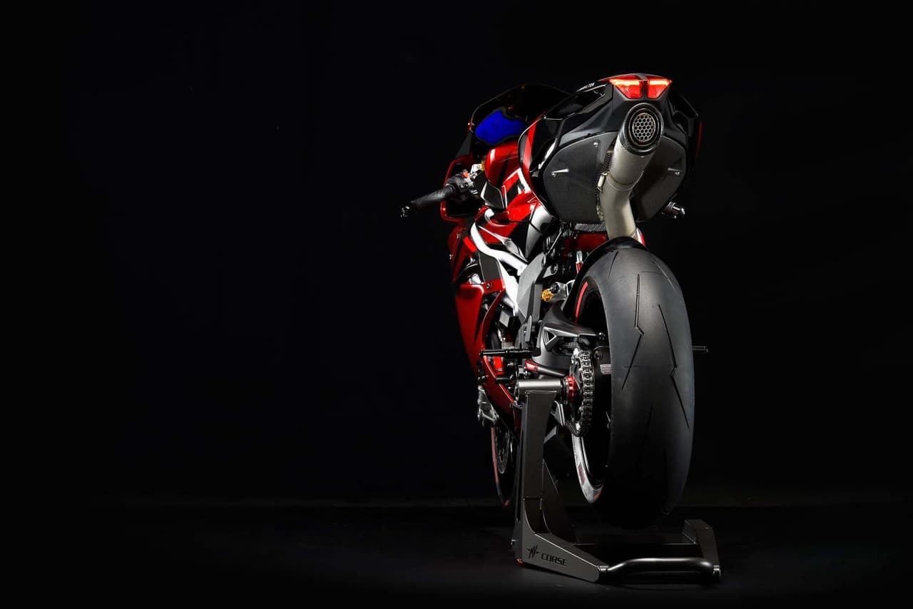 Además, instalaron un sistema de escape ‘SC Project’, el cual reemplaza los 4 tubos de escape clásicos por uno ubicado bajo el asiento, inspirado en la MV Agusta Superbike.