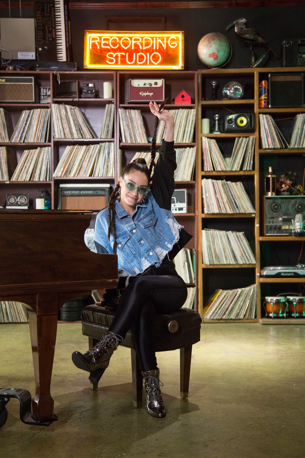 <b>Ella vive a su manera. </b>
<br>Sharlene se ha dedicado a crear su estilo de música.