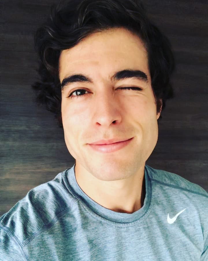 Si bien el actor ecuatoriano logró este preciado sueño para él, debido a fuertes lesiones tanto en las rodillas como en la zona lumbar, Danilo decidió dejar a un lado su naciente carrera como futbolista y regresó a México para retomar su carrera actoral de la mano de Rosy Ocampo.