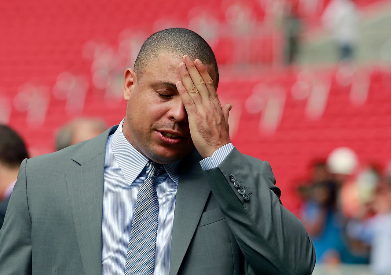 Ronaldo tuvo un escándalo que fue un fenómeno. El brasileño fue acusado de contratar tres prostitutas y una de ellas era un travesti, que lo sobornó a cambio de su silencio. Al no recibir el pago, hizo la acusación desmentida por el jugador.